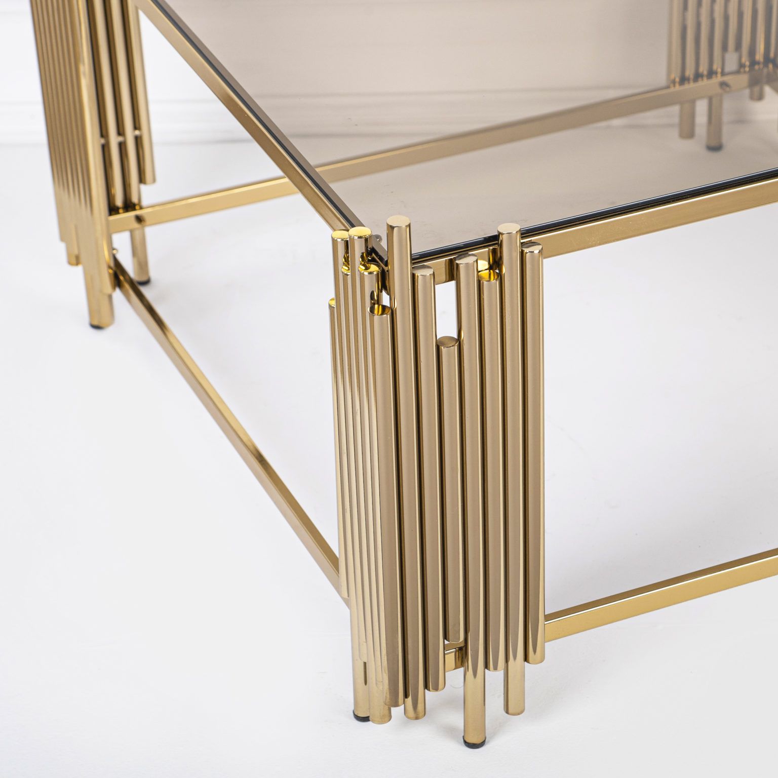 Picture of SL-0010 Stainless steel table with electrostatic paint and glass