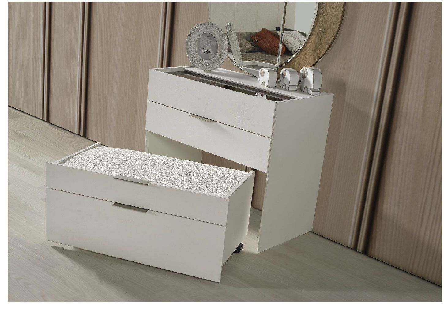 Picture of FBMB009 Master bedroom set 5 pieces - White with multiple colors